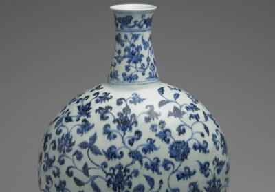 图片[2]-Flask with intertwined flowers decoration in underglaze blue, Ming dynasty, Yongle reign (1403-1424)-China Archive